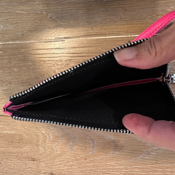 Steve Madden Fuchsia Wristlet with Silver Accents - New without tags - Picture 5 of 5